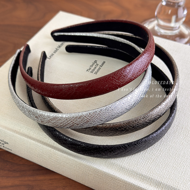 Tiara Fina de Couro Vermelho V - Leatherwork Pony avaliação e preço
