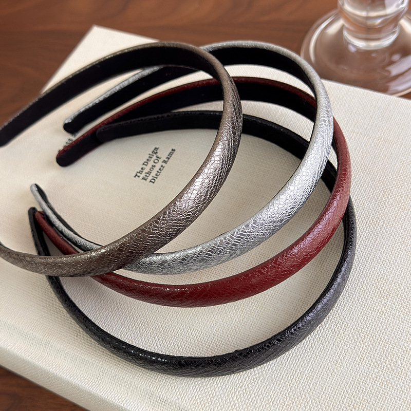Tiara Fina de Couro Vermelho V - Leatherwork Pony avaliação e preço