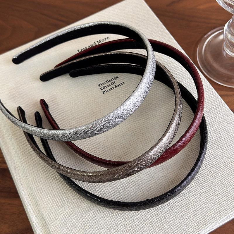 Tiara Fina de Couro Vermelho V - Leatherwork Pony avaliação e preço