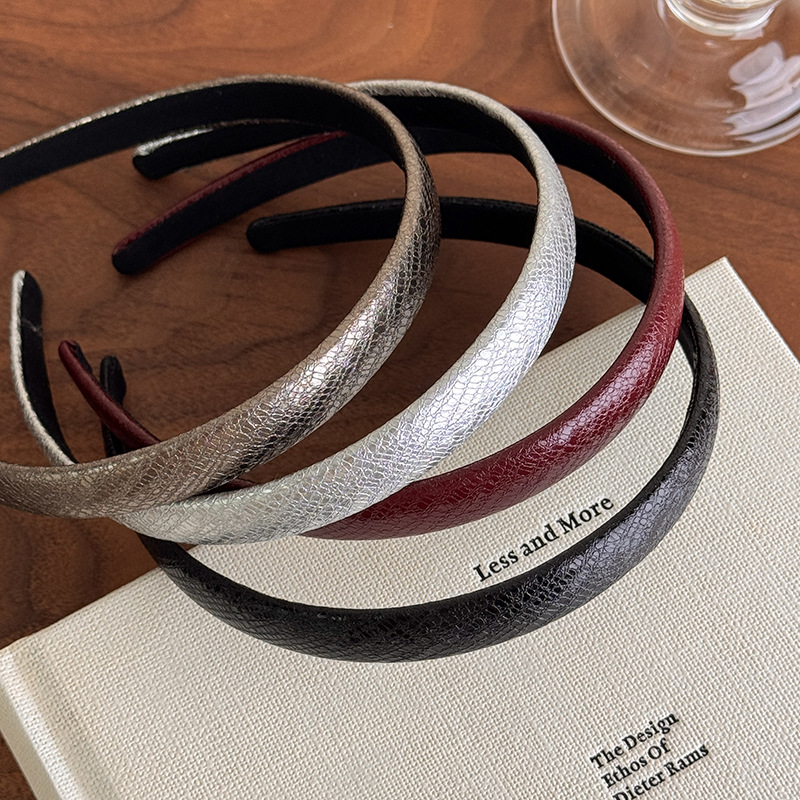 Tiara Fina de Couro Vermelho V - Leatherwork Pony avaliação e preço